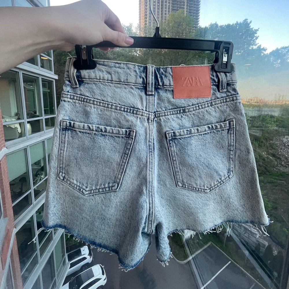 Zara mid length light wash jean shorts! Size two perf for summer vacation